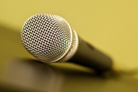 A Microphone for Singing Voices